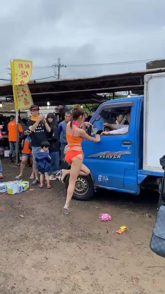 舞台鋼管辣妹走光露點