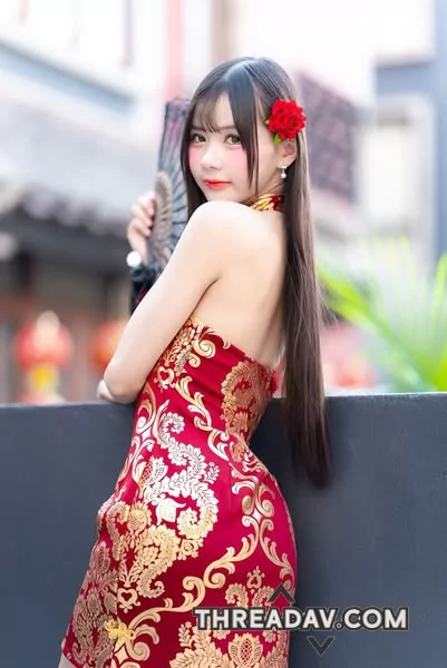 風情萬種旗袍美人，媚眼含羞激情四射。