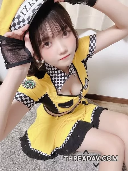 披著制服的女生，誘惑眼神揭開慾望禁忌。