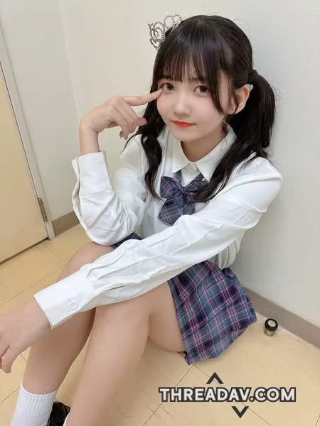 披著制服的女生，誘惑眼神揭開慾望禁忌。