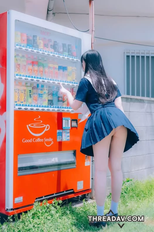 學生妹穿著裙間露出白皙翹臀