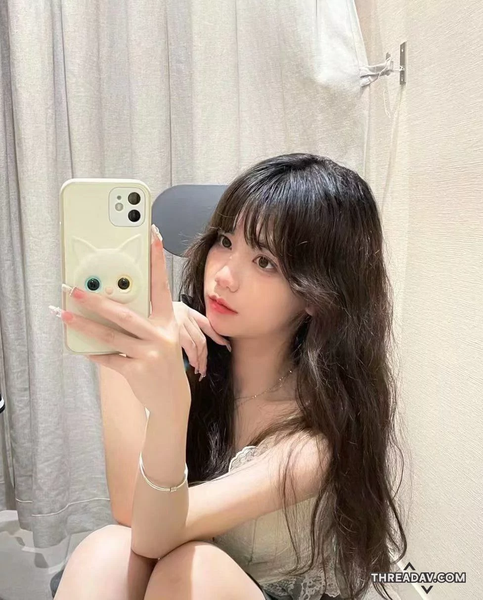 清純美少女試衣間自拍，蘿莉樣好可愛