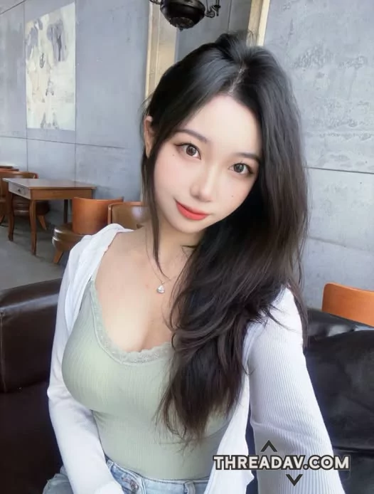 大眼美女，頭髮側放隨便拍都美