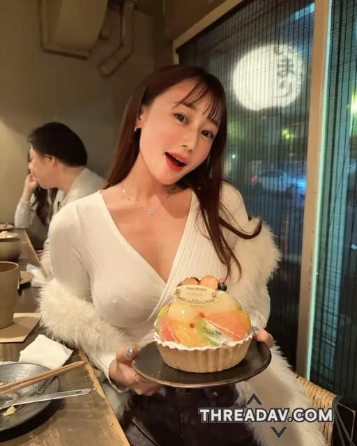 OL女豐滿乳房內衣未穿乳頭露出
