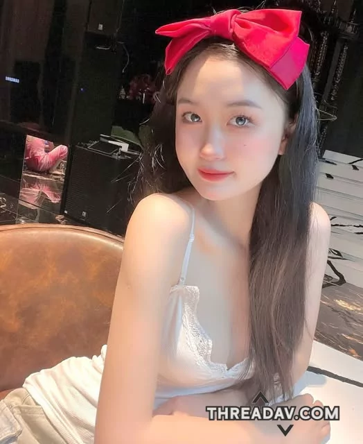 可愛小蘿莉，薄紗細肩小可愛，眼神勾人