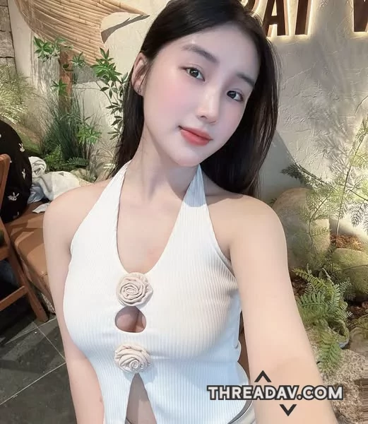 中空上衣露奶裝，巨乳女沒穿內衣