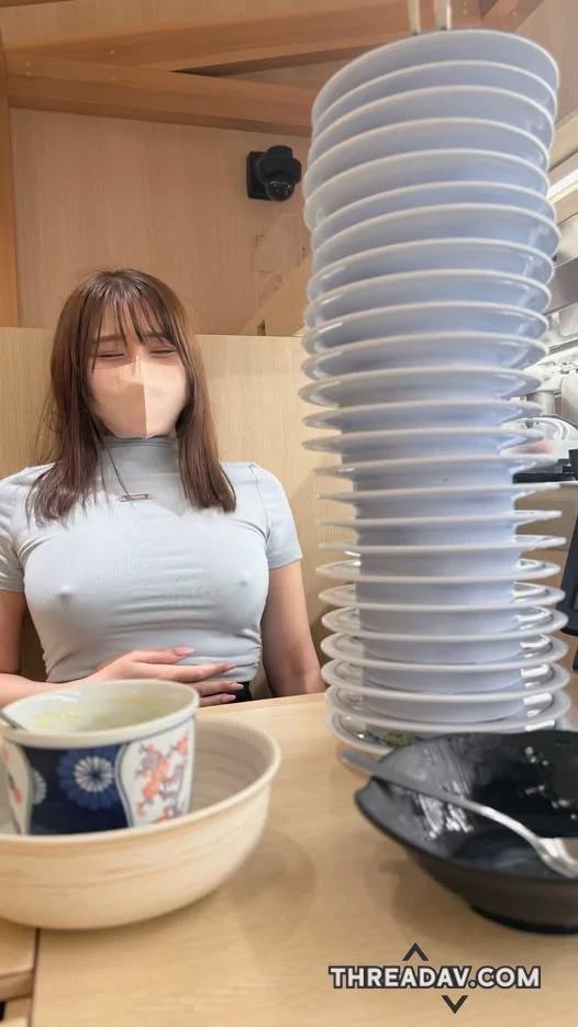 有沒有人跟我一樣不是注意碟子多高有多少，而是注意這女的車頭燈兩顆😛