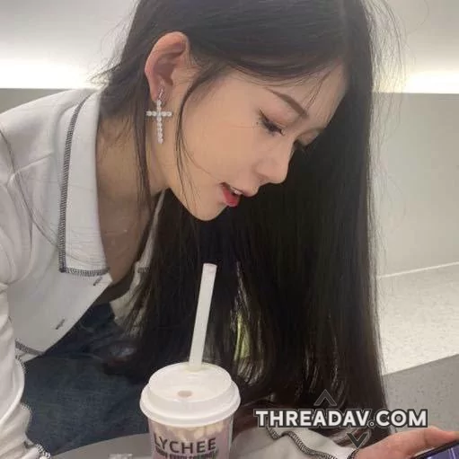 說是約喝奶茶，結果我眼睛從頭到尾沒離開她