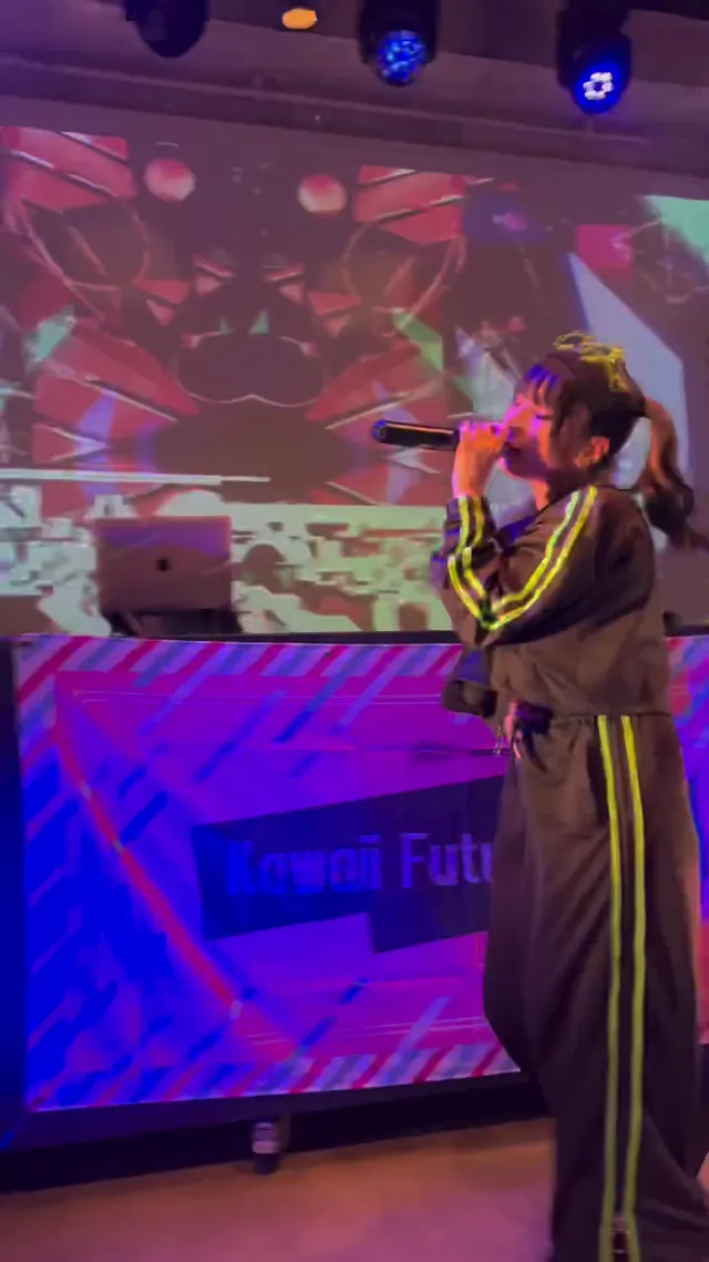 電音歌曲 歌手跳著進場 真可愛 又感覺很有魄力