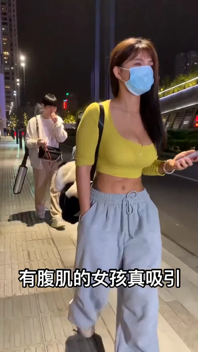 有腹肌的女孩是挺吸引人的，但邊走胸邊抖的倒是更吸引人