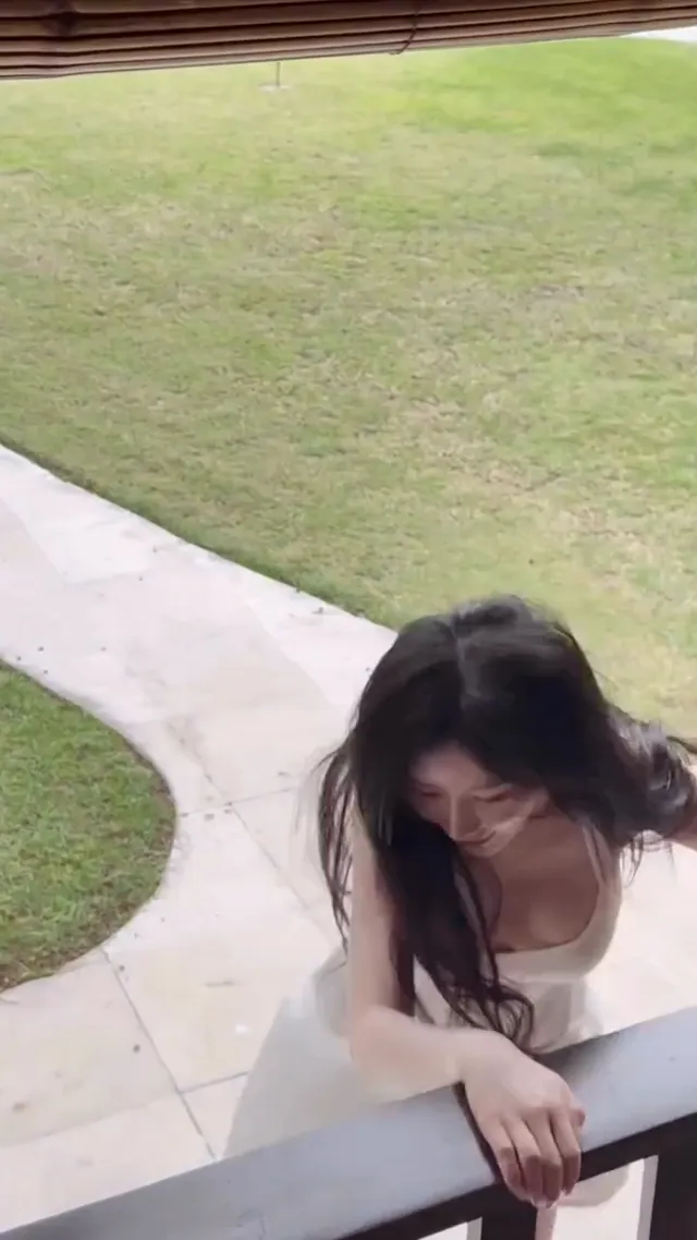 清純少女皮膚白皙的女孩好適合穿這樣的細肩洋裝，有種清新感美