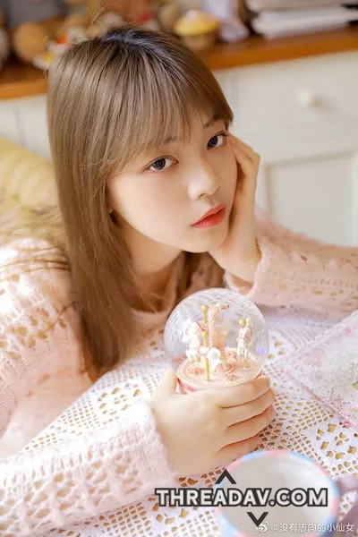 有小貓感樣子的女友也蠻有魅力的，眼神好勾人