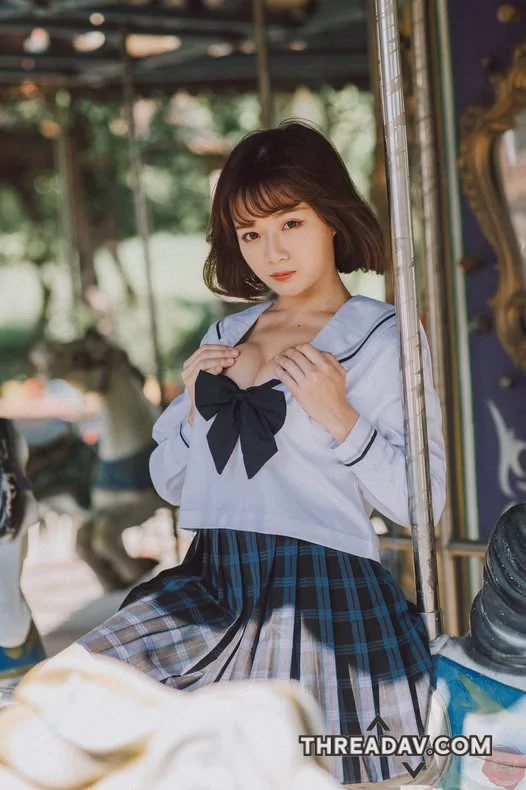 制服蘿莉，這對胸是想讓人看哪裡，太巨了吧