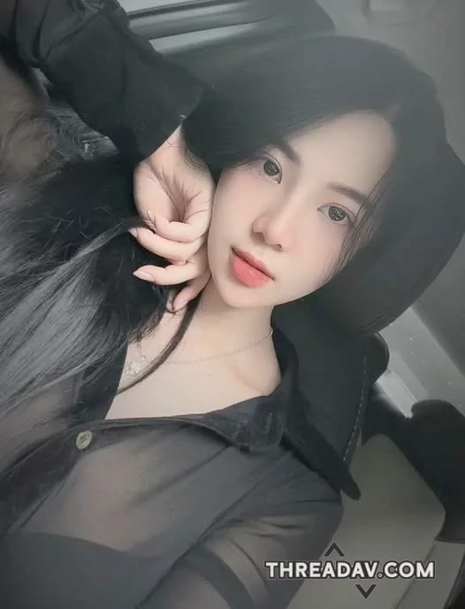 車上等待的時間就用拍照打發時間吧，今天穿薄紗透裝好美