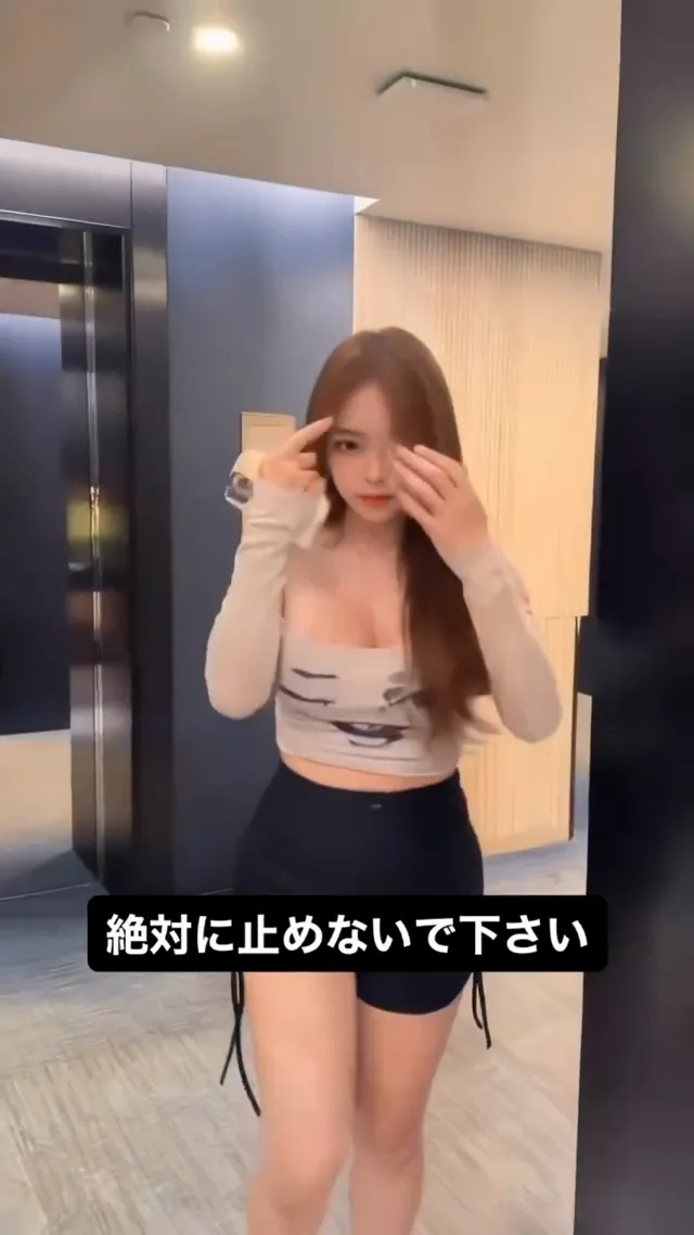 這女的兩顆球都掉出來了，差一點點真可惜，但還是可以看到亮點