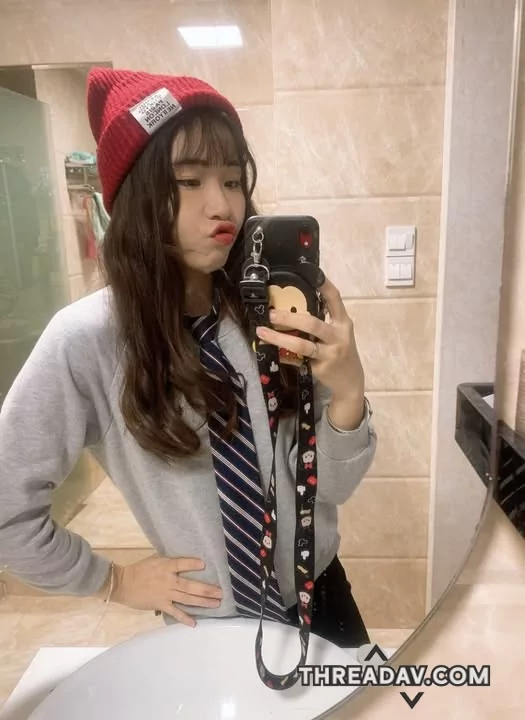 我是甜美少女，所以今天穿這樣應該可愛吧~嘟嘴😚