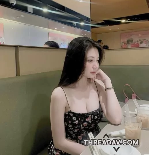朋友說我這套洋裝好看，趁等餐時間幫我拍一張，我的乳溝好明顯