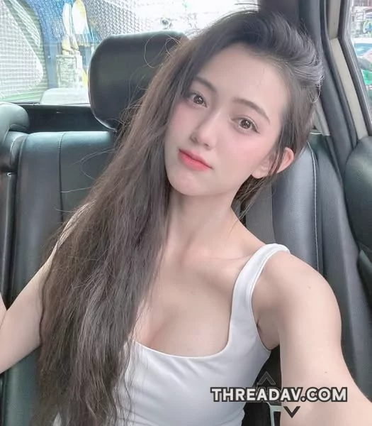 帶著興奮的心情要坐車出遊了~穿著簡單就很好看