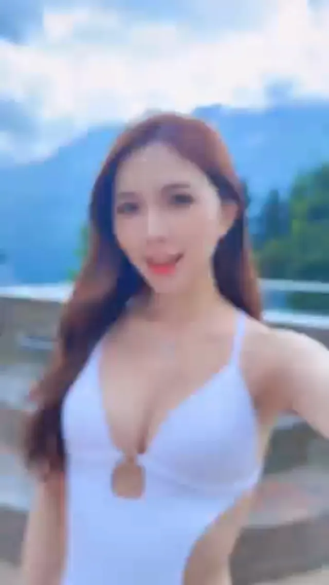 我來一個性感變得又更性感的轉場吧~這泳裝穿上後的爆乳雙峰跟身材有沒有誘惑到你呢?