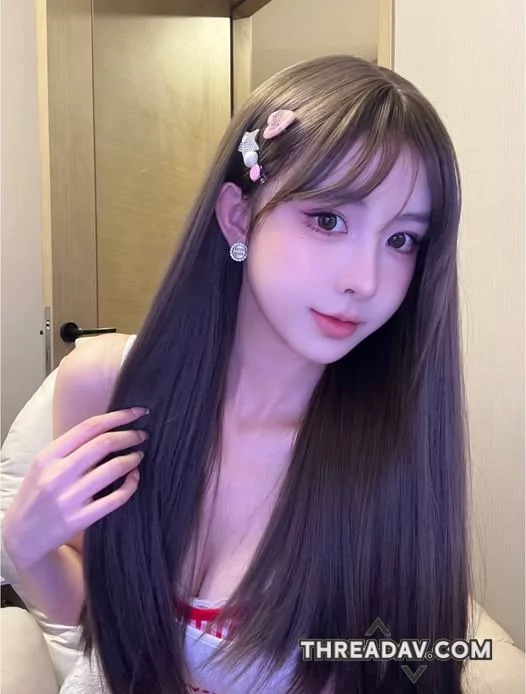 清純的模樣，輕輕一撥，這一刻的可愛無法忽視。