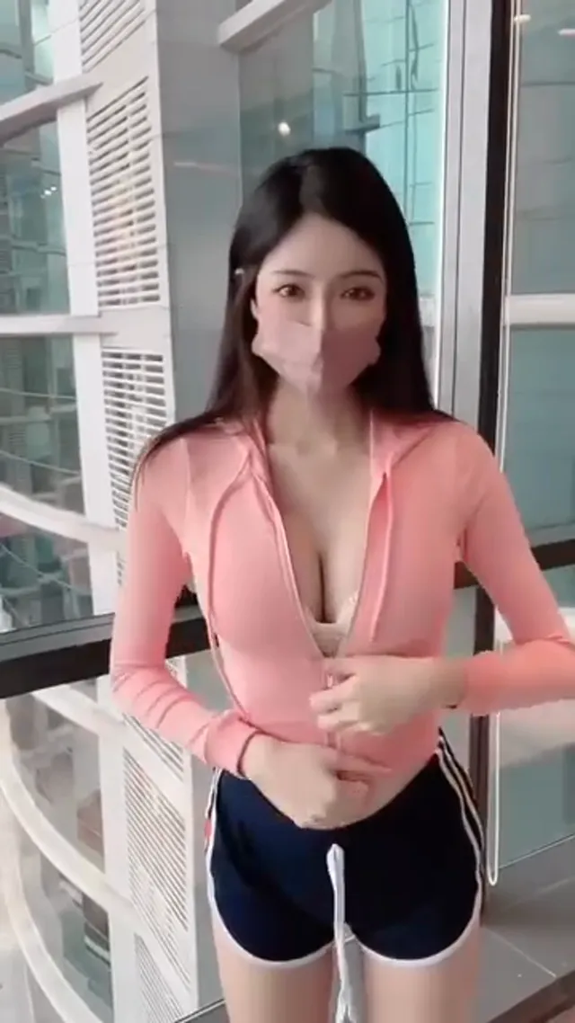 看我穿外套的動作，這個拉鍊動作有沒有很性感呢