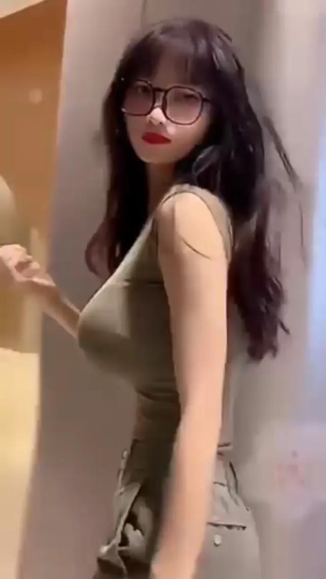 哇塞!!這位甜美美女是誰呀~這對胸真的挺大的，什麼魔鬼身材