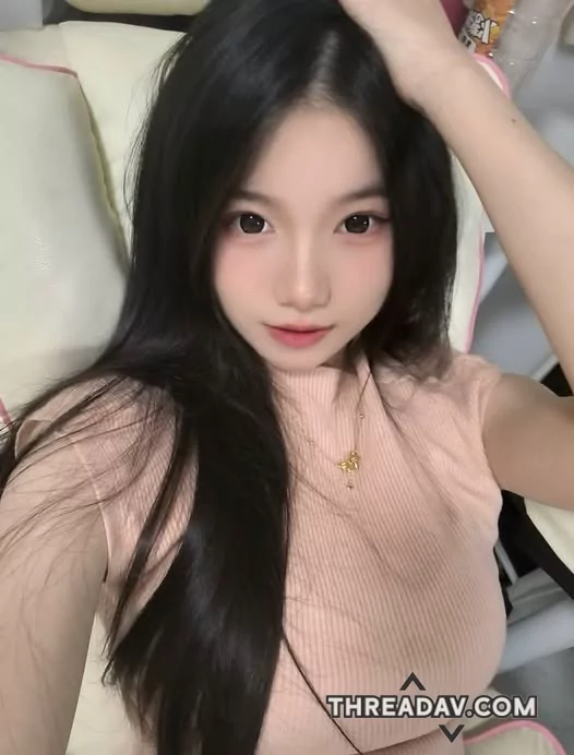 大眼甜美女孩超可愛，光看著她的眼睛就被迷上，加上上圍應該不小