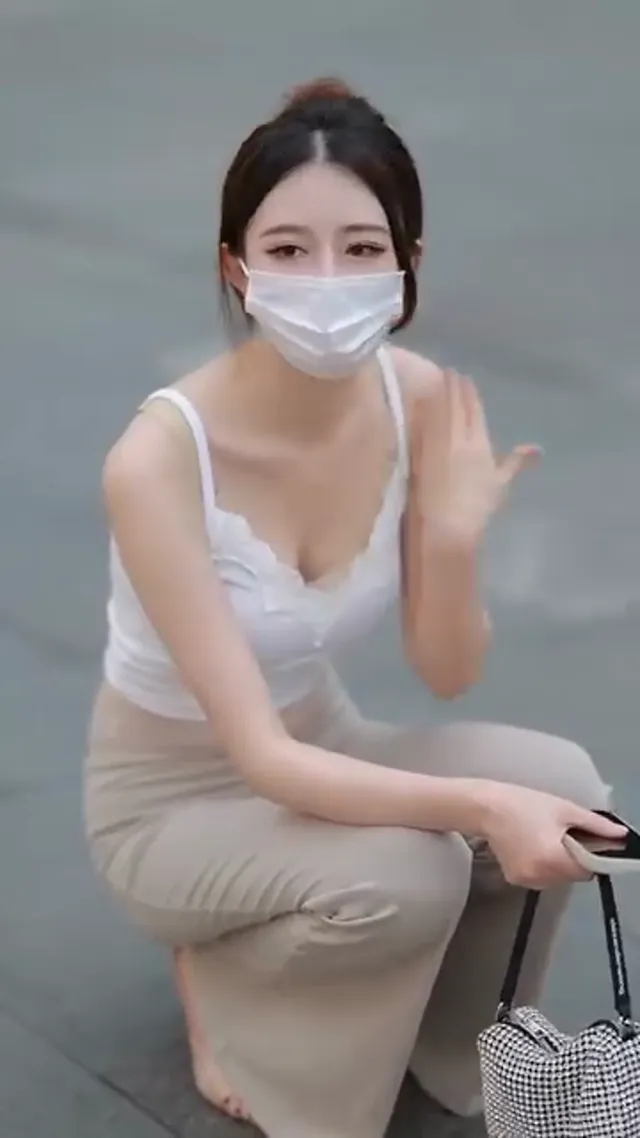天氣悶悶的，把兩邊肩帶拉下來還比較涼快，但這樣我也會露點