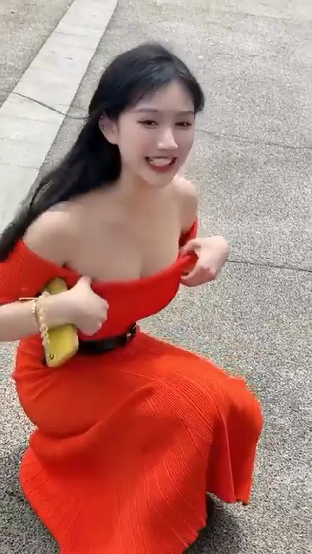 差點露出來啦~我覺得沒事的~就露吧我們看著呢