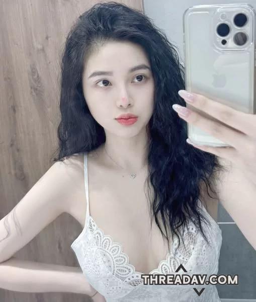 我皮膚那麼白皙痘痘好明顯，大家可以注意我其他地方，例如性感睡衣