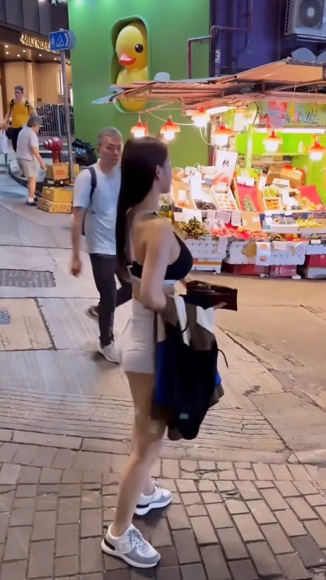 脫了上衣站在路口拍照，看我大奶爆乳吸引多少男的目光
