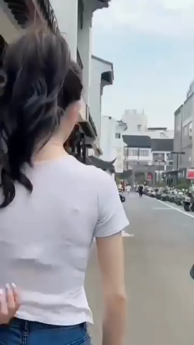 今天簡單穿白T搭配牛仔褲出門外拍，路上人好少喔~我的光芒只好留給看視頻的你們了