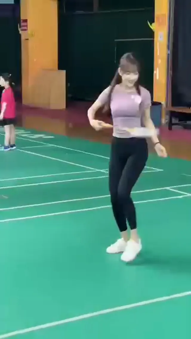 大家都知道我是羽毛球菜鳥還不讓我些，拍我不會打的視頻
