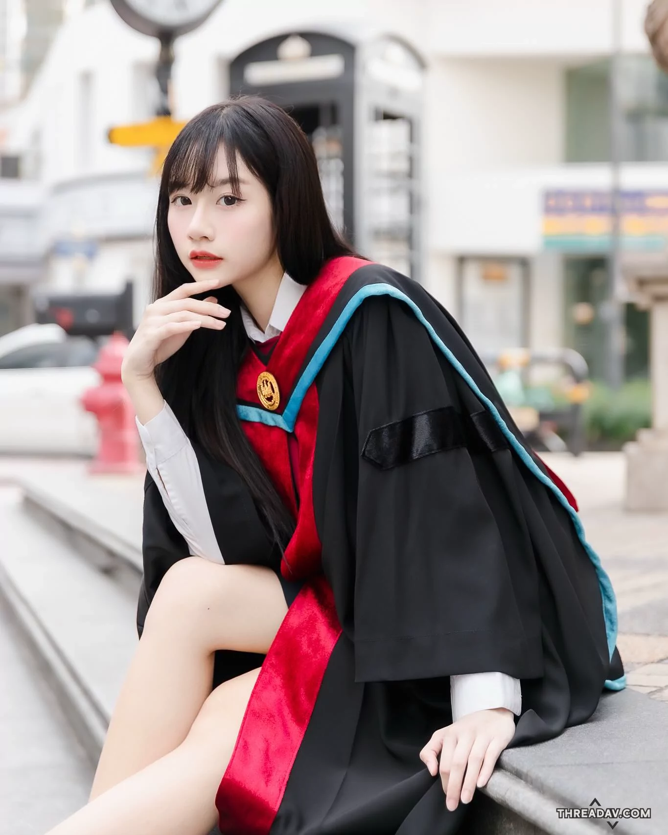 美女戶外拍畢業照，任何角度都好看皮膚真的是白皙誘人