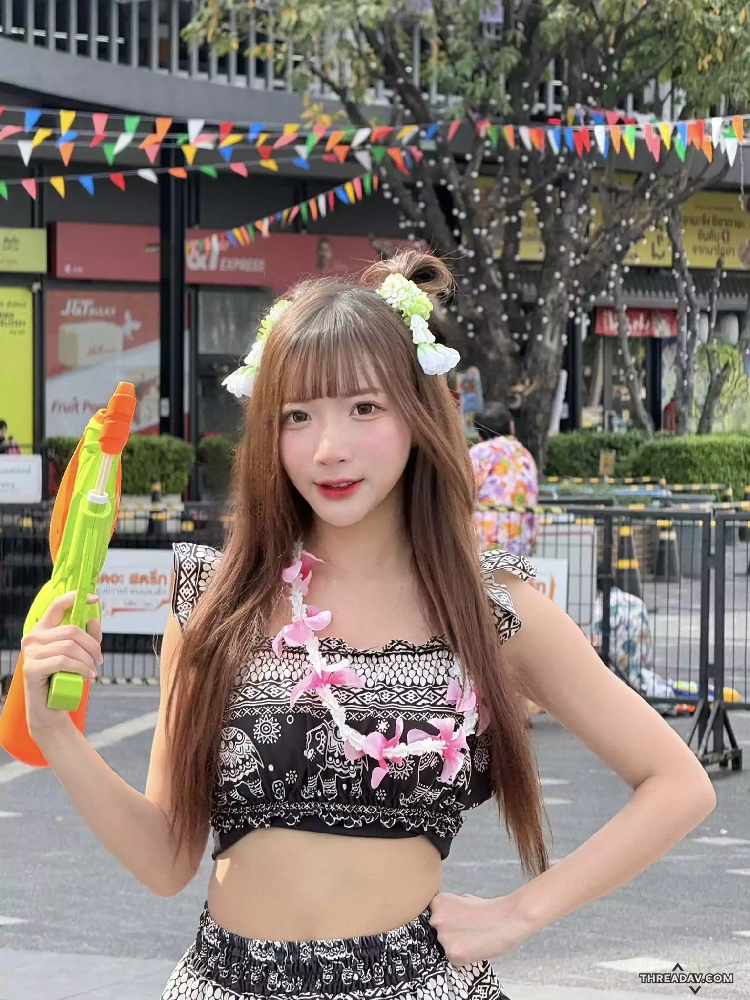 她的眼神在說話，但我不知道該看哪裡比較禮貌