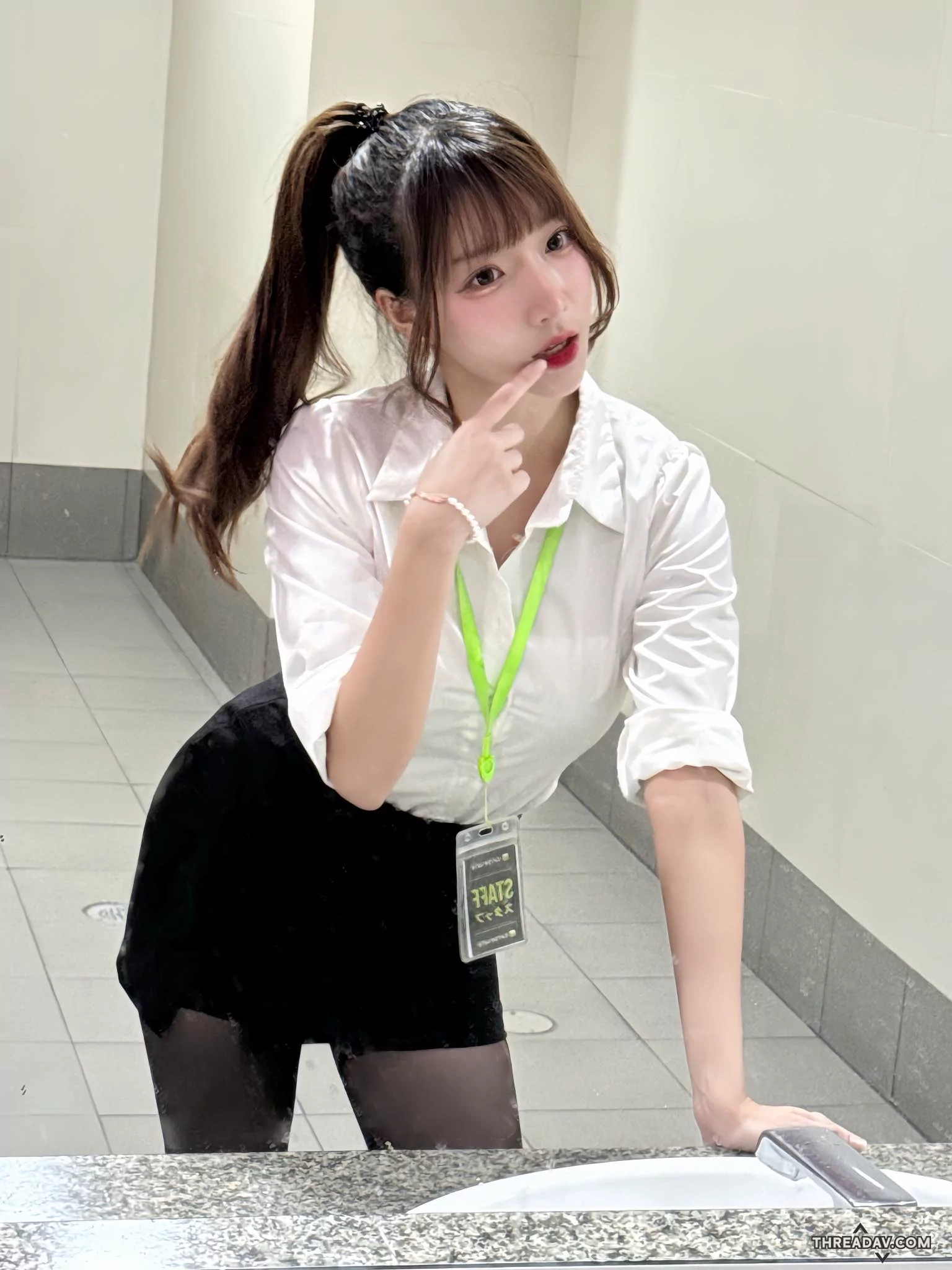 她的眼神在說話，但我不知道該看哪裡比較禮貌