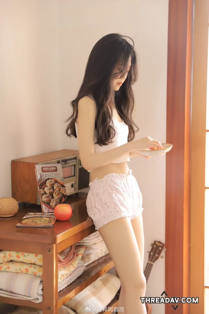 仙氣氣質美女，還有些蘿利樣，這小褲褲好令人受不了，真想...脫