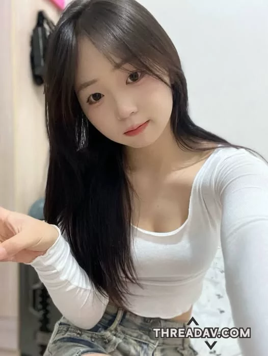 今天的我超可愛的，還在床上等朋友，今天小小爆乳
