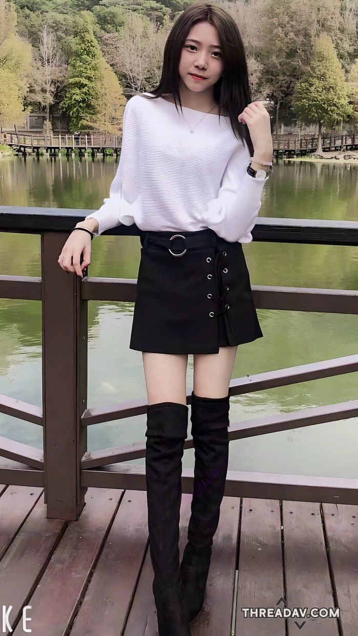 白上衣+過膝靴的穿搭，這種腿真的太犯規了
