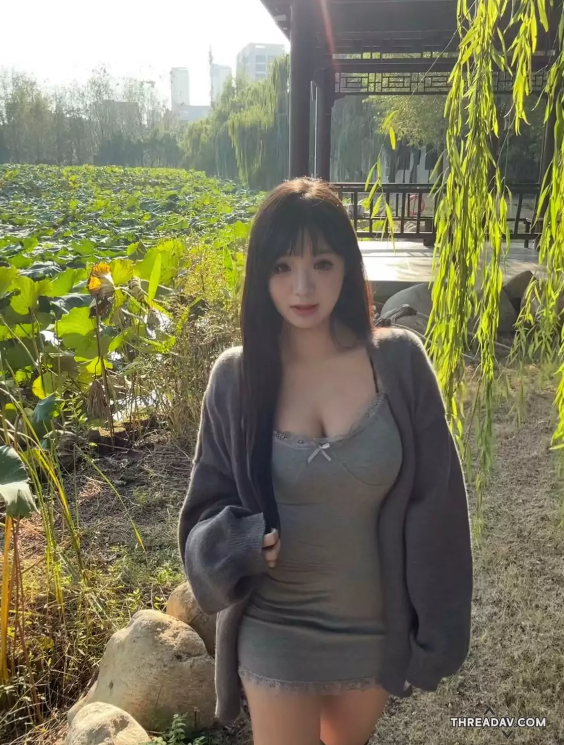 昨晚洗完澡換了這個衣服 剛想說有點太透了 那乾脆直接不穿内衣就好啦😏😏