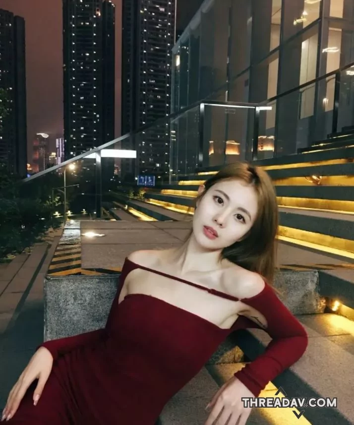 地鐵驚見「制服女神」！脫口罩瞬間美翻全場❤️上萬網友瘋傳：根本仙女下凡！