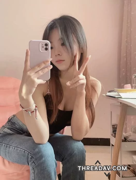 出門前的小小拍照，今天露腰又露胸應該夠性感吧