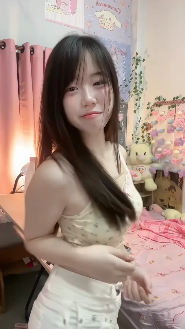今天心情很HIGH，在房間穿上性感小可愛搖擺