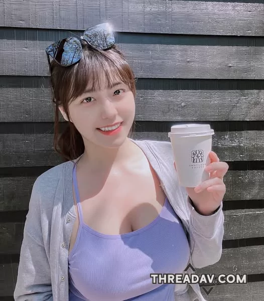 太陽再大也要喝杯咖啡，路上再多人也是要露乳給大家看