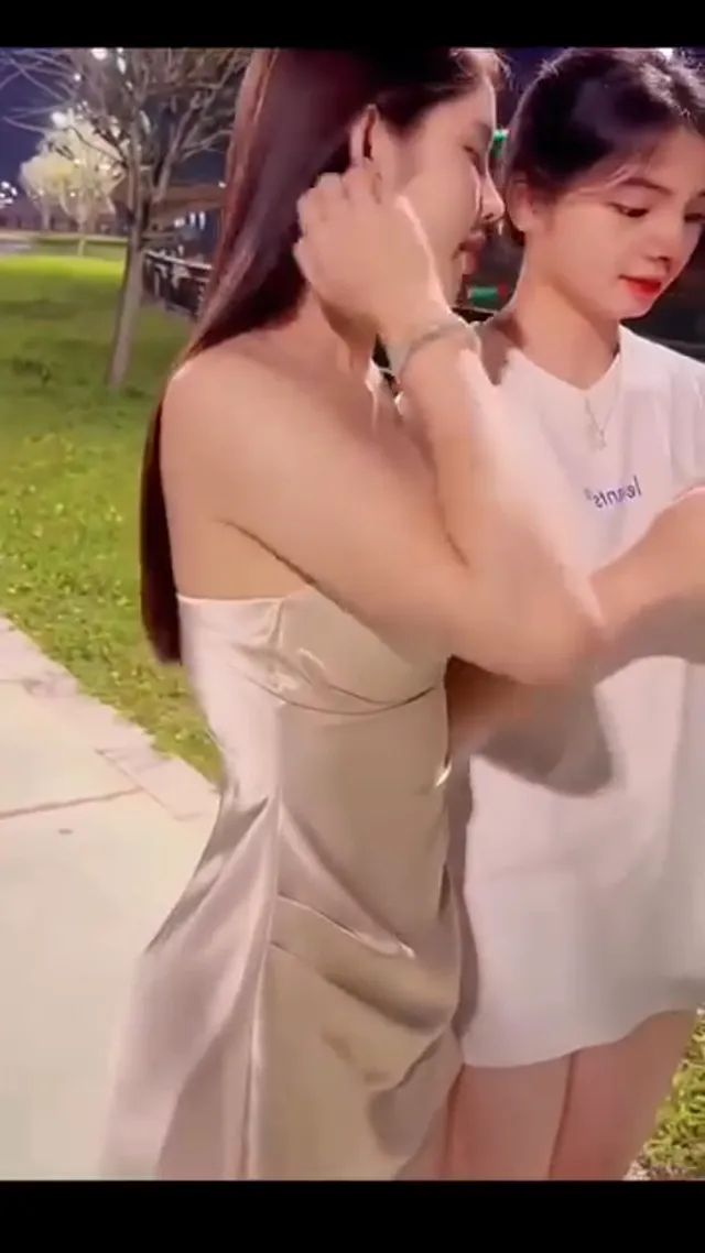 沒想到公園走走也能看到極品巨乳，看這高顏值誘惑身材真性感