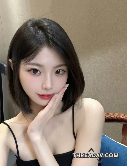 是乖乖的樣子讓你淪陷，還是鎖骨太過分？
