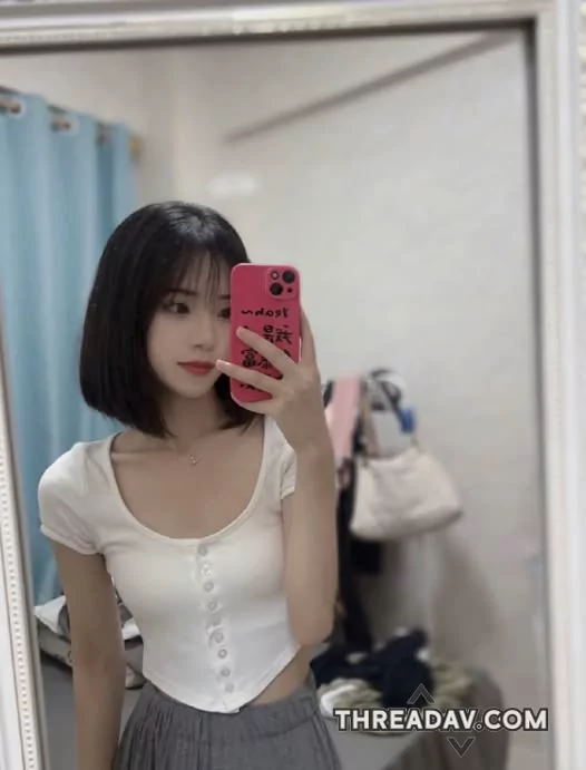 鏡子裡是我，但你應該只注意到這件衣服撐起來的形狀