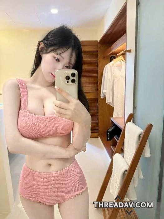 這一套粉色性感泳裝剛好把我的爆乳露出的地方很完美