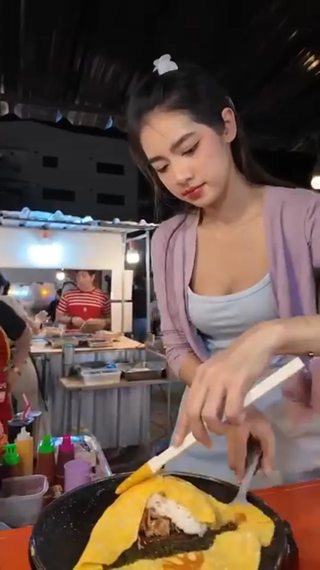 性感美女親自幫你蛋包飯，不是因為美食流口水，而是看著爆乳美乳