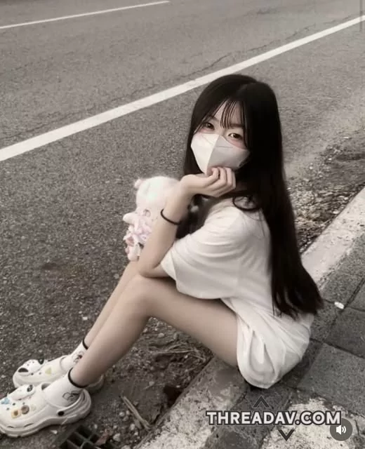 我好可憐喔~坐在路邊等人，有沒有人路過接我這個可愛的小妹妹呢